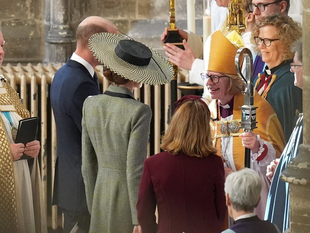 新カンタベリー大主教に挨拶するウェールズ公夫妻