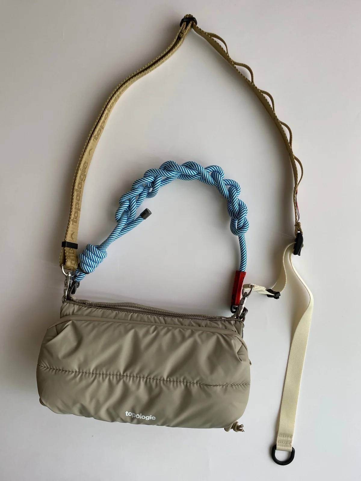 ボトルサコッシュ Taupe（Puffer） ¥11,550、8.0mmロープ Blue Godis ¥4,730、ユーティリティ スリング Cinnamon ¥6,160／トポロジー