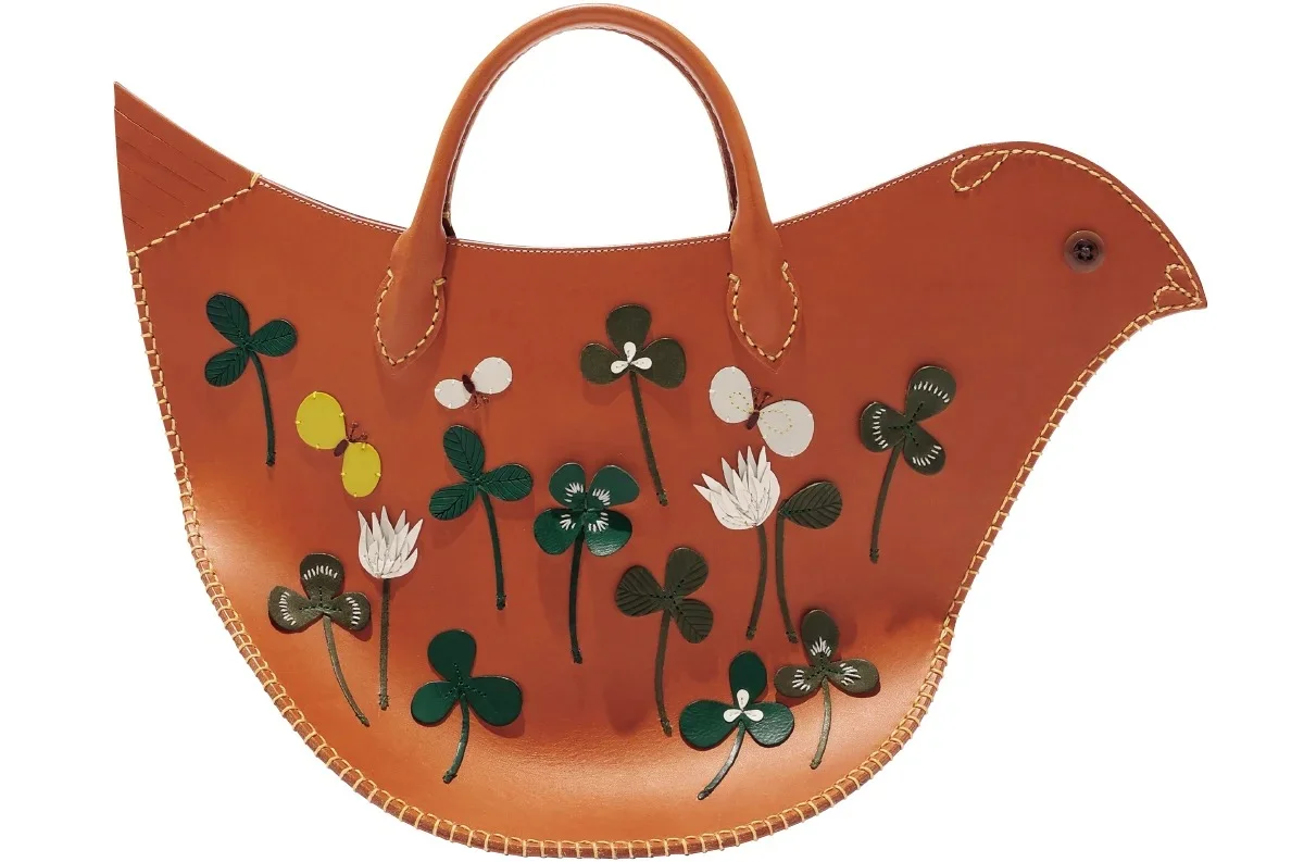 2000年の発表以来ずっと作り続けられている定番アイテム＂tori bag＂。クローバーを施したこちらは2021年秋冬モデル