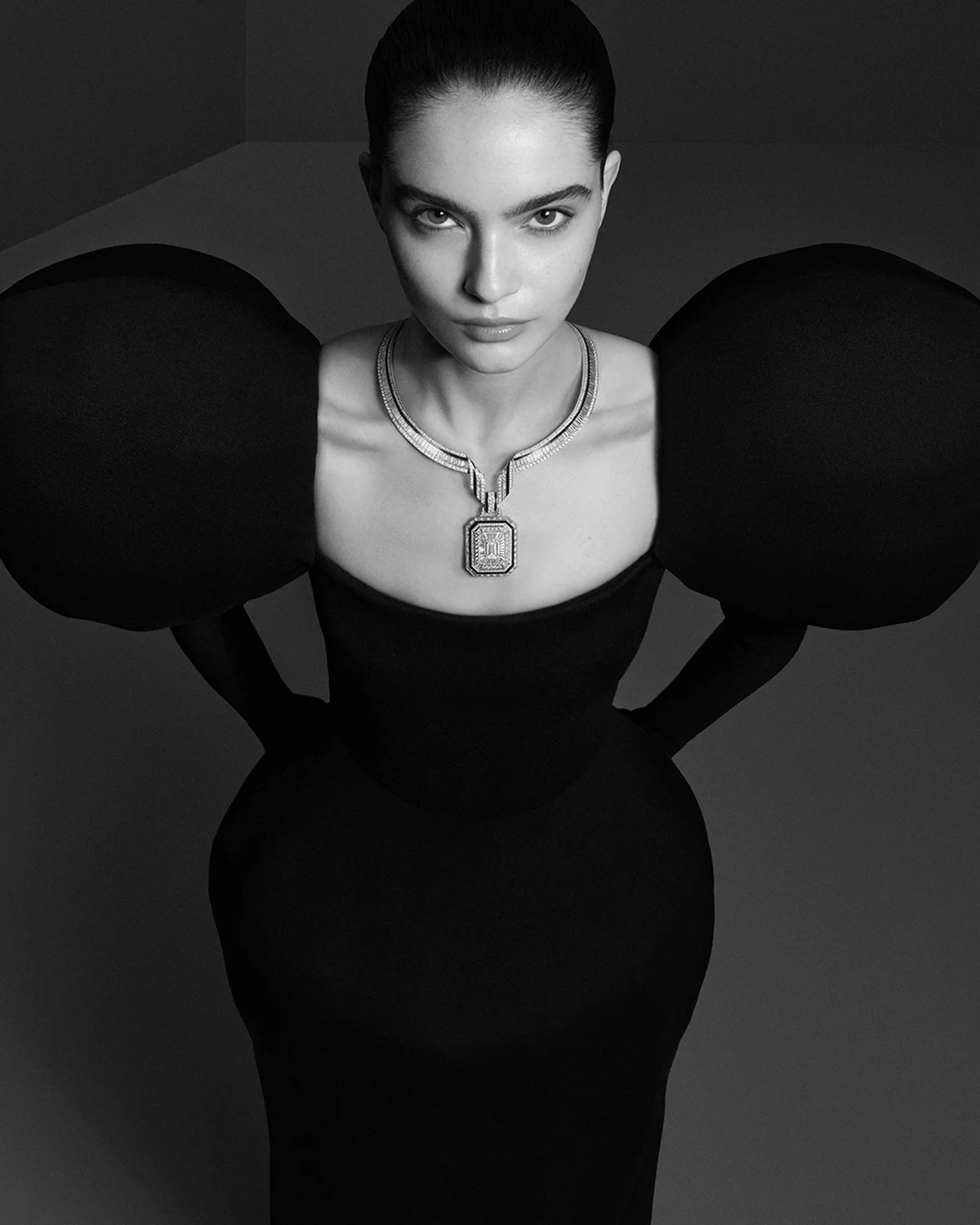 「アドレス」ネックレス〈WG、ダイヤモンド、ブラックラッカー〉