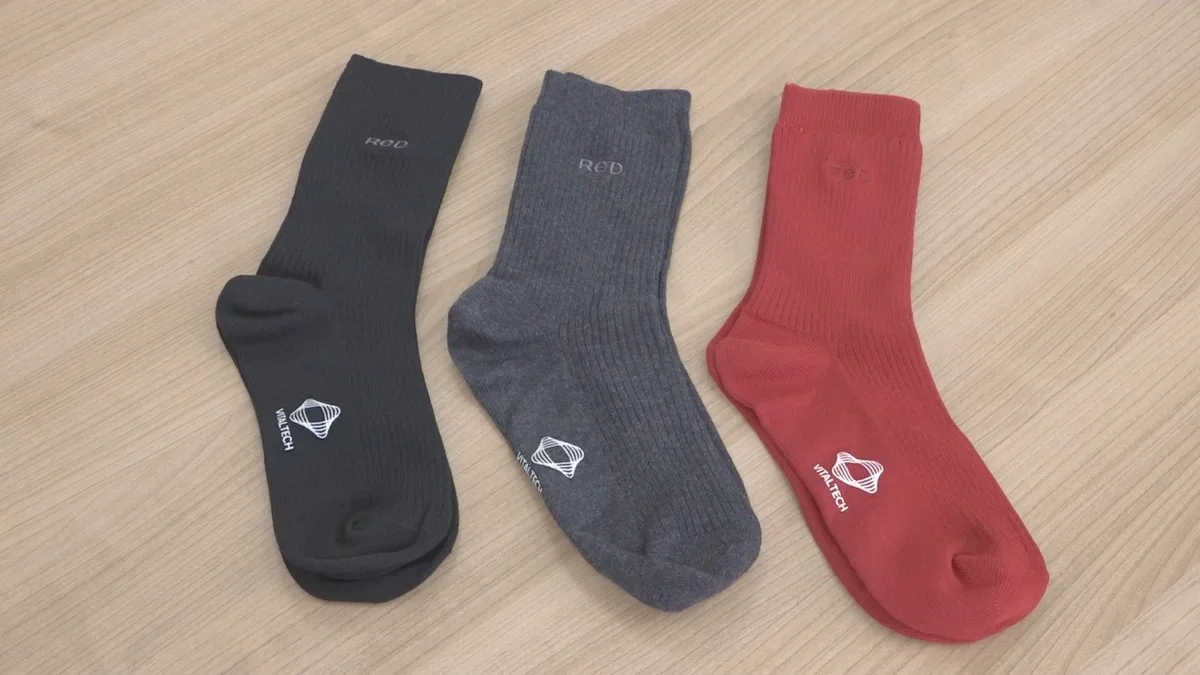 ReDのリカバリーソックスのブラック、グレー、レッド