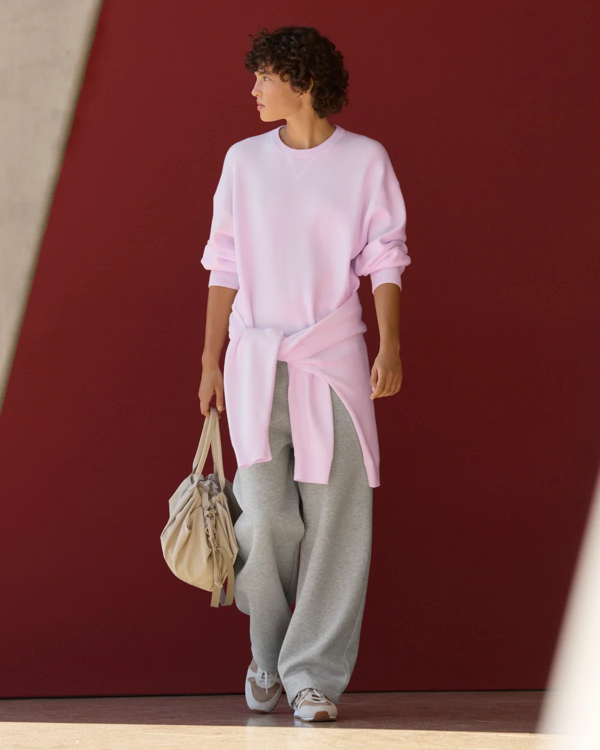 ユニクロ：シーのスムースコットンクルーネックセーター、スウェットワイドパンツ、ドローストリングバッグ