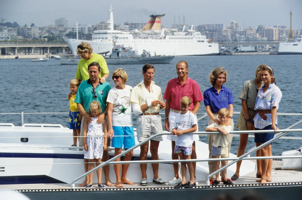 チャールズ国王、ダイアナ元妃、ヘンリー王子、スペイン王族らとともにマヨルカ島でバカンスを楽しむウィリアム皇太子