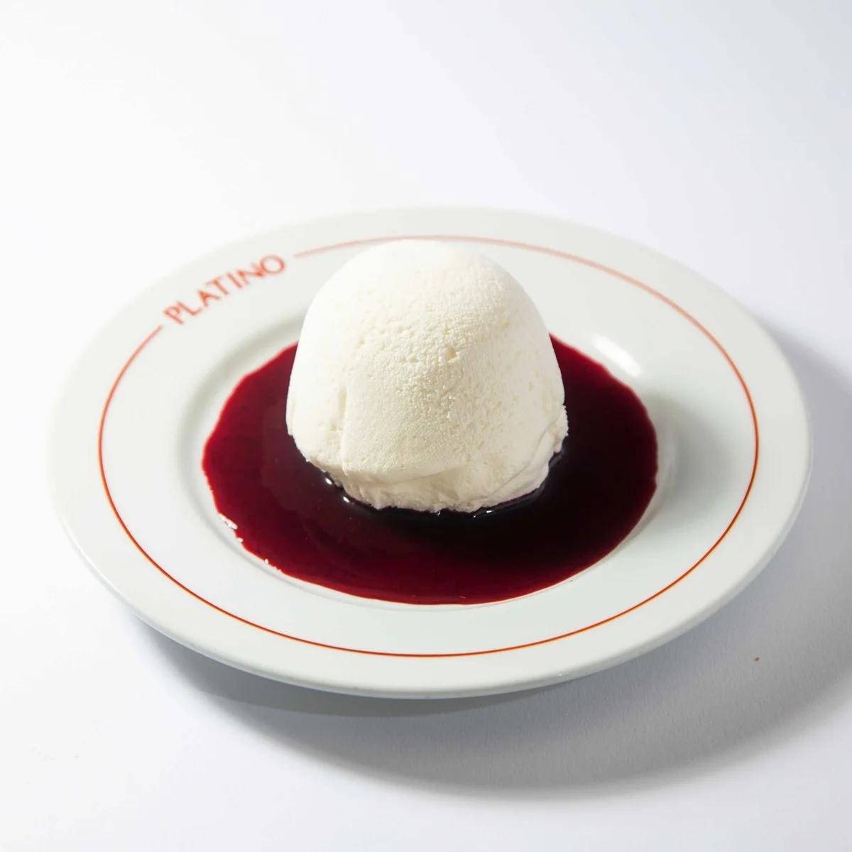 銀紙を開けると、ふわふわのレアチーズケーキがお目見え！ 別売りのカシスソースと一緒に食して。