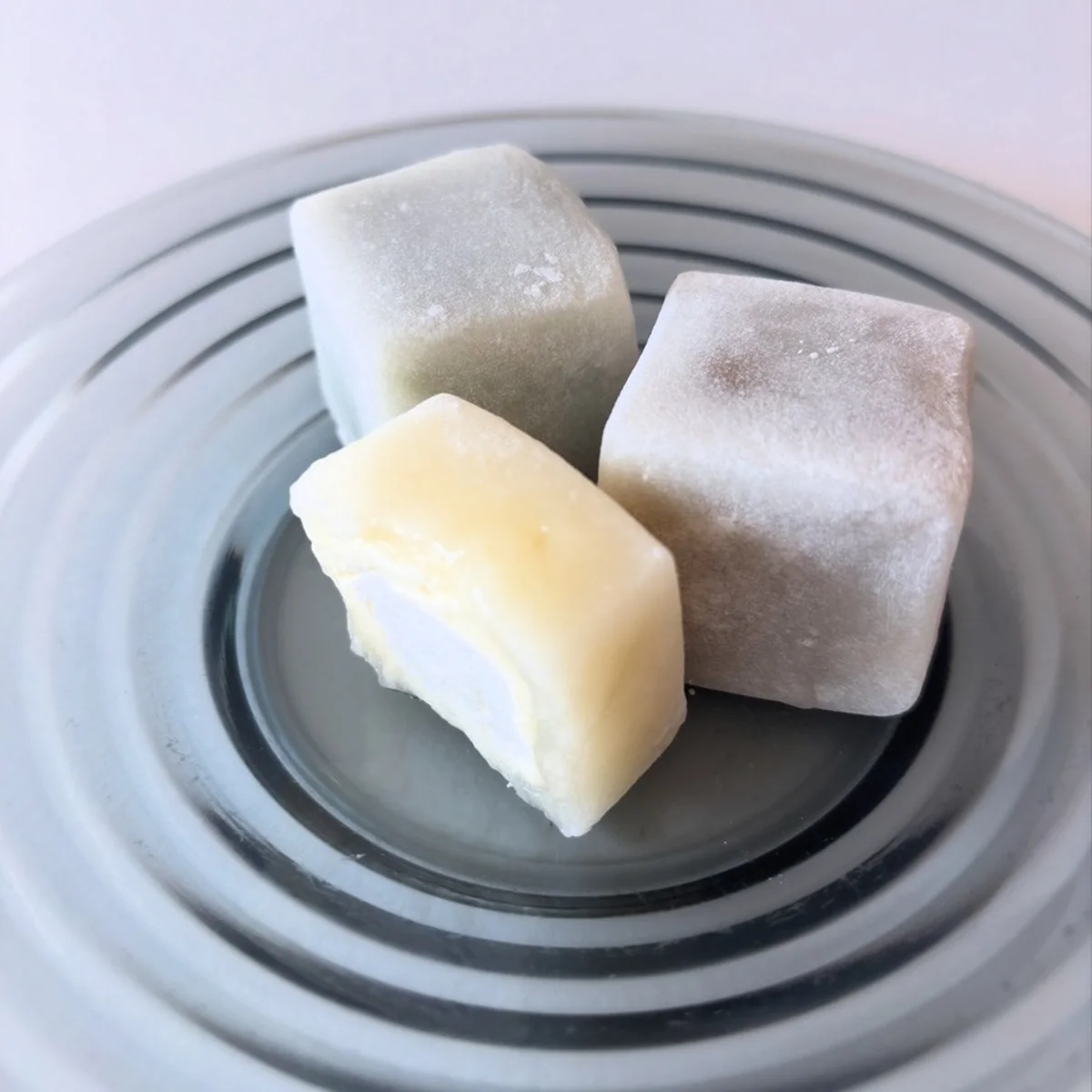 お餅の中には、真ん中に生クリームが鎮座。その周りは餡がくるまれる。ベーシックなあずきのほか、抹茶や珈琲、レアチーズ、スペシャルな生チョコ、そして夏限定のラムネのフレーバーで展開。
