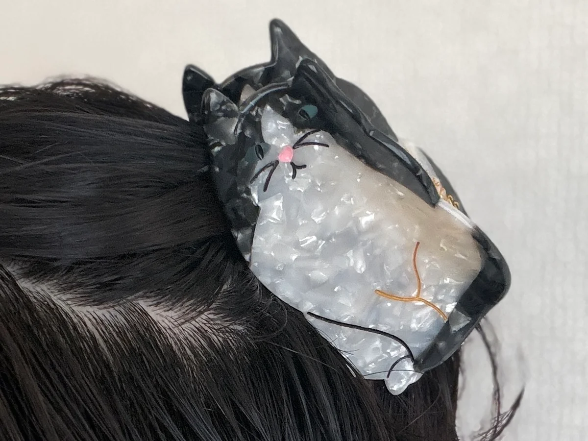 BALLKOSSのハチワレ猫のヘアクリップをつけた画像