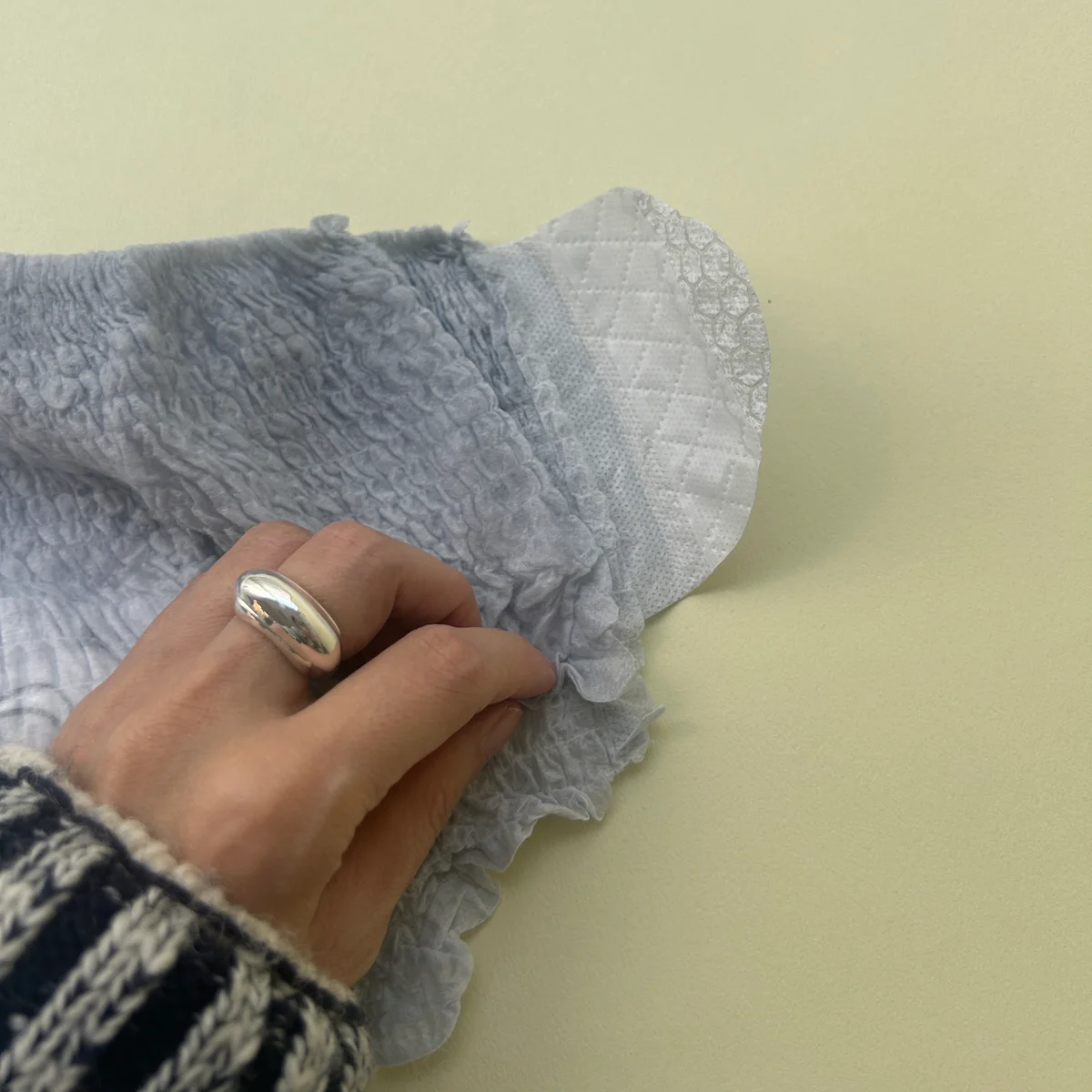 ソフィの超熟睡お出かけ交換ショーツのサイドを破いたところ