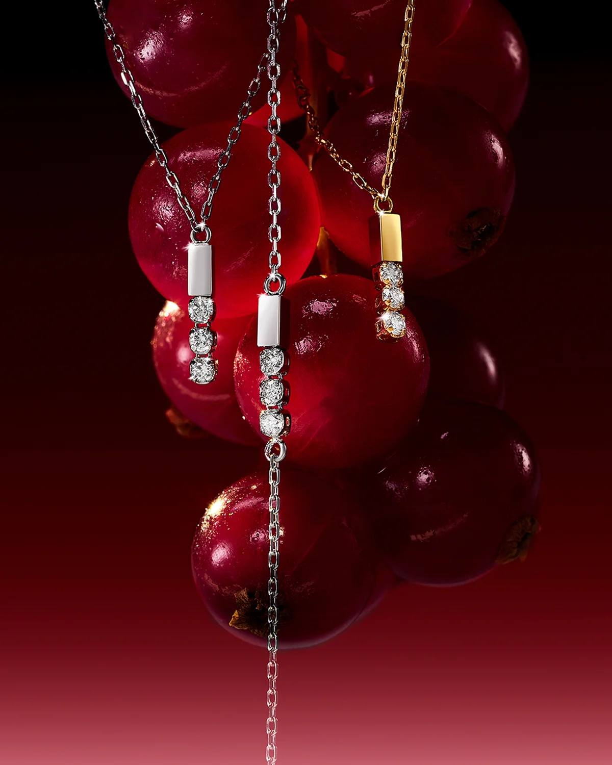 （左から）「シャンデリア ライン プチ」ネックレス〈Pt、ダイヤモンド〉¥74,800、同ブレスレット〈Pt、ダイヤモンド〉¥71,500、同ネックレス〈YG、ダイヤモンド〉¥74,800