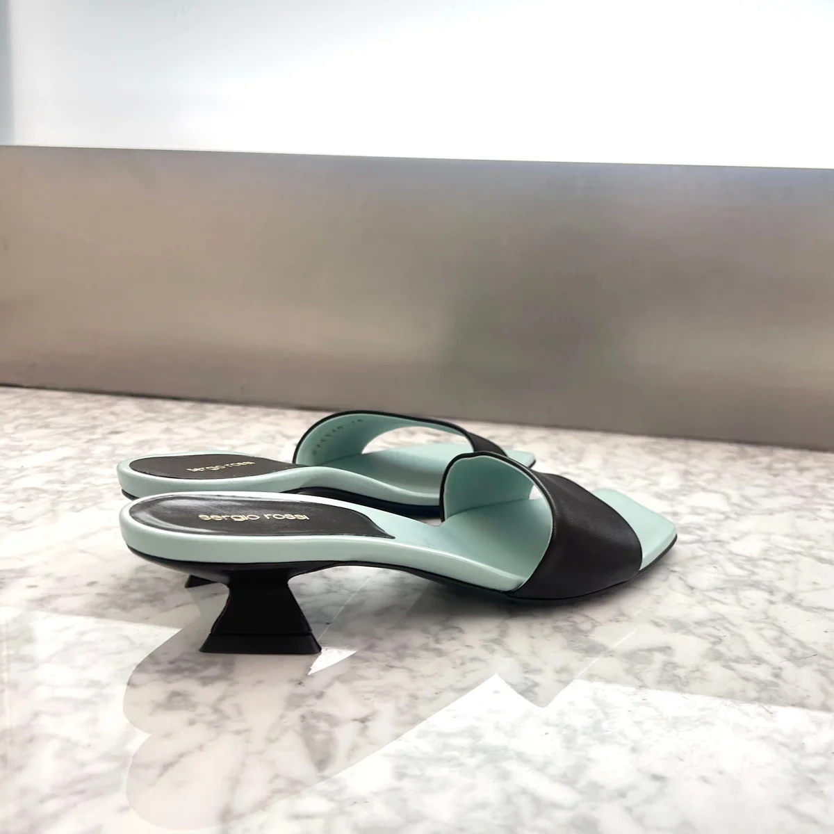 セルジオロッシの新作サンダルの紹介