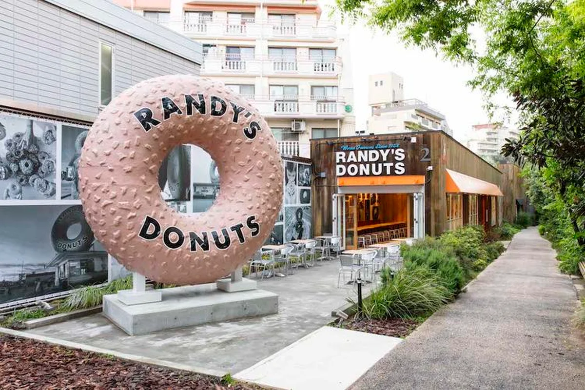 「ランディーズドーナツ渋谷代官山店」。アイコニックな直径約4mの巨大ドーナツ型サイン看板が目印。