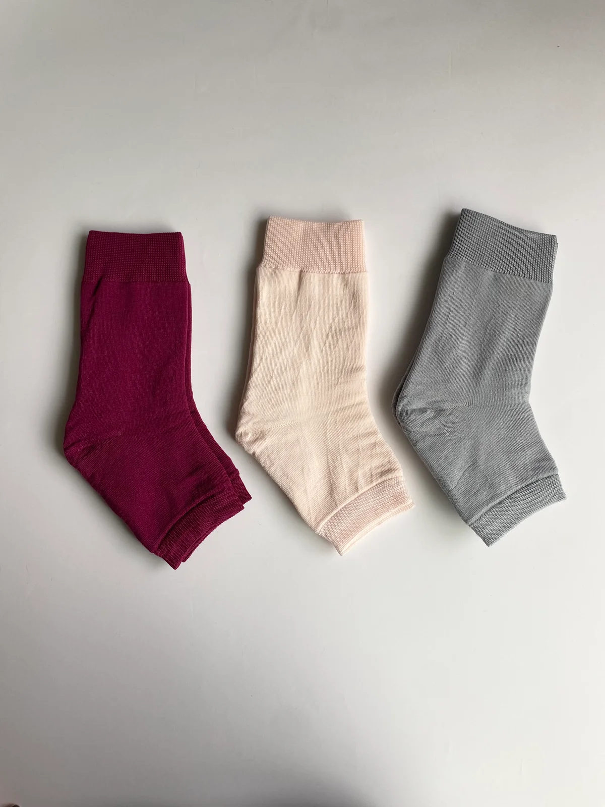 足うら美人(おやすみサポーター)の3色(左から、バーガンディ、ピンク、グレー)