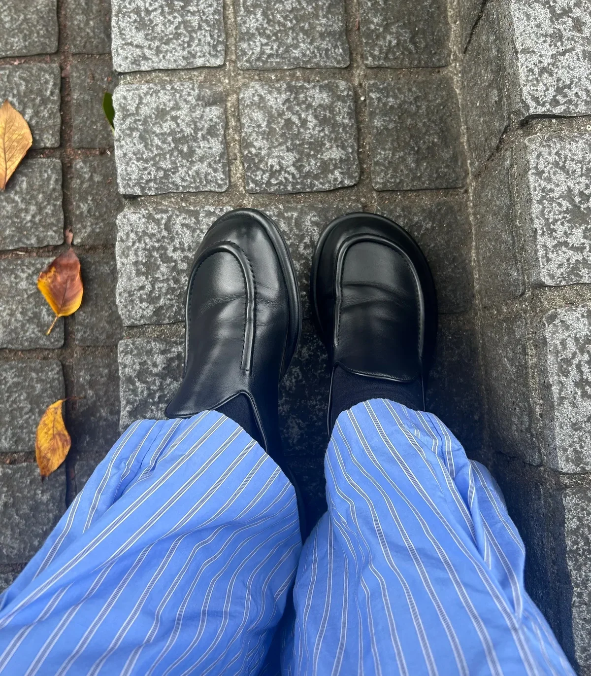 ストライプパンツと合わせたSHISEI 「MM PLUMPER SLIPON SHISEI」