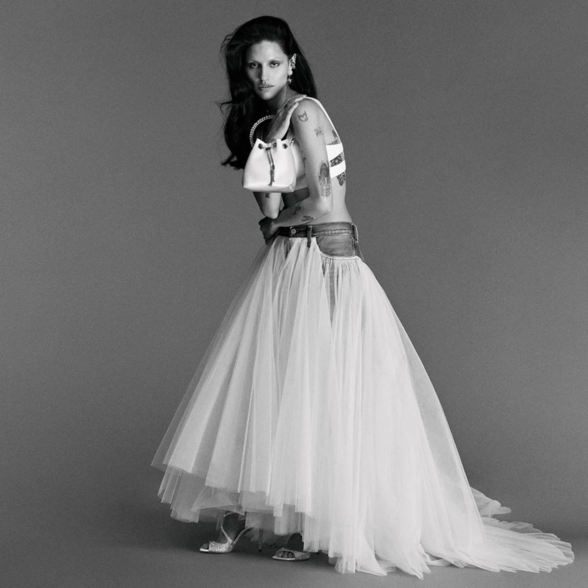 ジミーチュウの「ボン ボン」バッグ〈W14×H15×D9.5cm〉￥283,800、「エイジア」シューズ〈ヒール9.5cm〉￥364,100