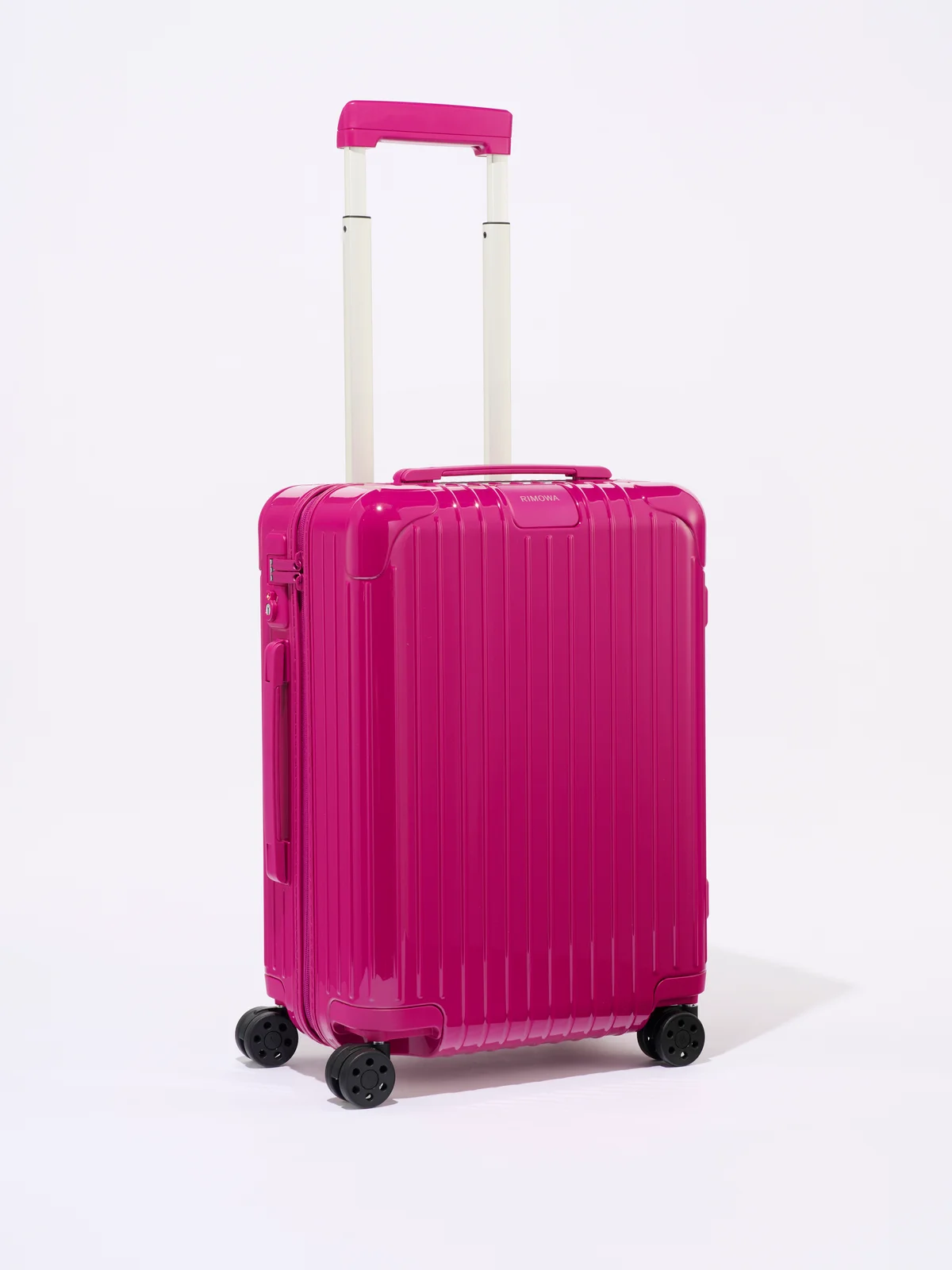 【リモワ】の2026年夏限定「Essential キャビン」マゼンタカラー