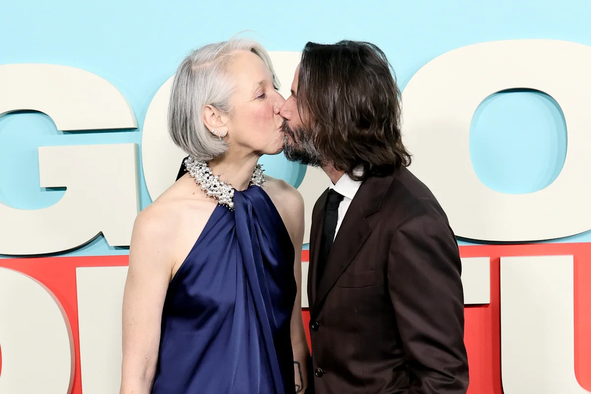 キスをするキアヌ・リーブスとアレクサンドラ・グラント