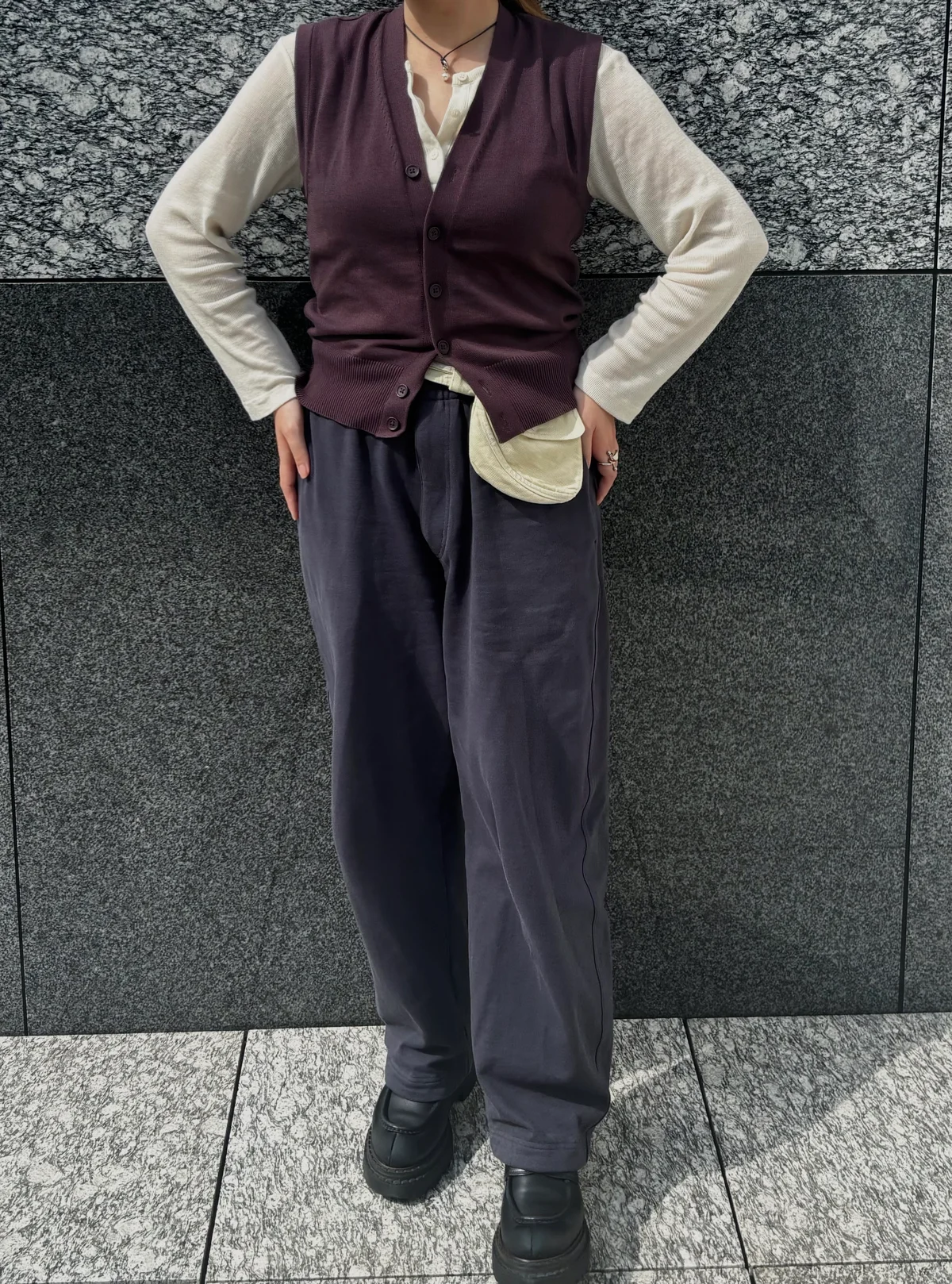 ユニクロ ユーのスウェットカーブパンツをスタイリングに使用した着用画像