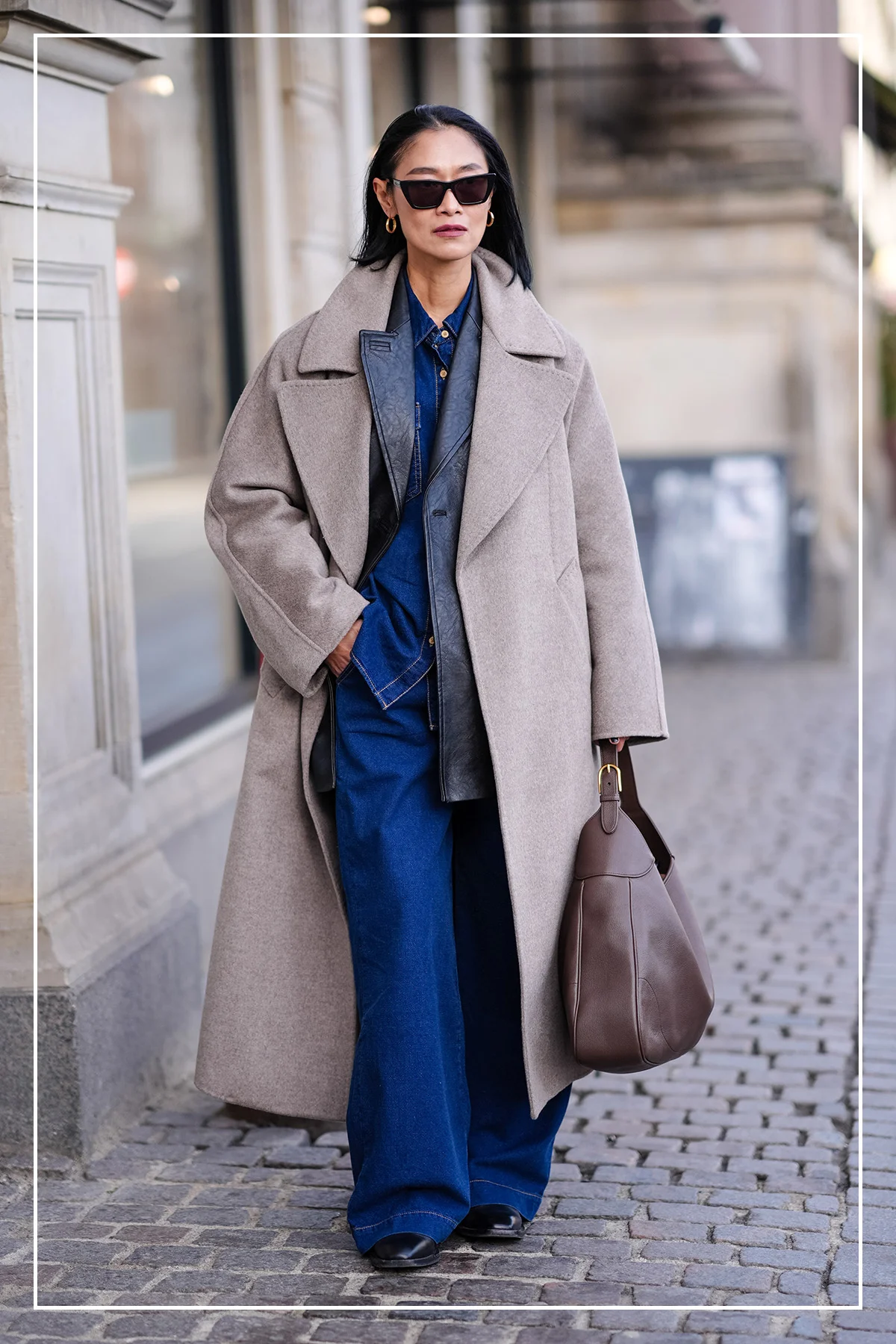 カーキのトレンチコートを着用したスナップ