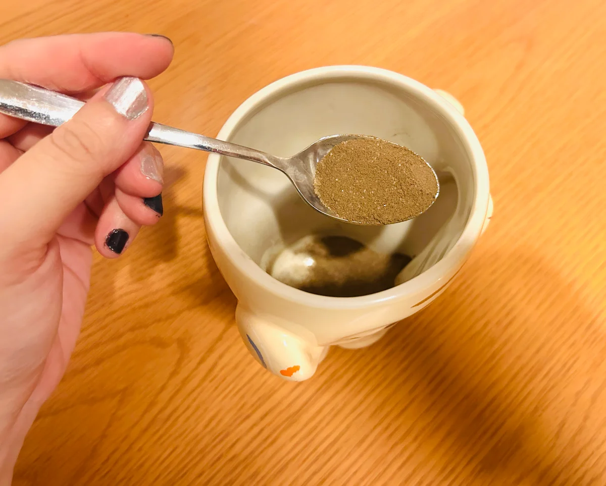 祇園しぐれのほうじ茶オレを作っている様子