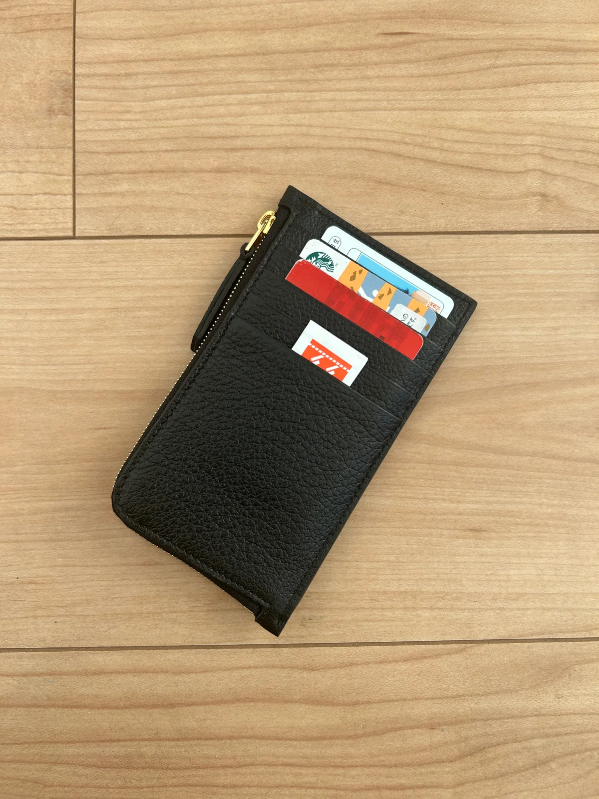 セリーヌのフラグメントケースの裏側にはカードスロットが5つ