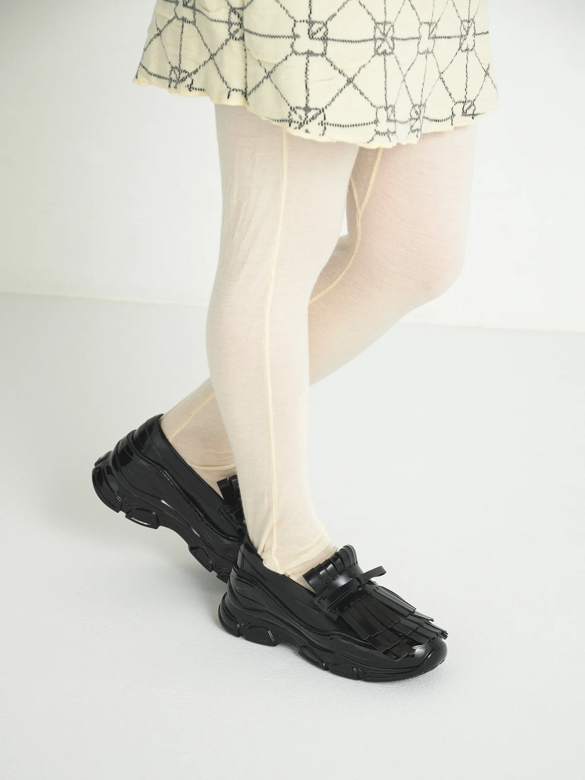 シモーン・ロシャ FRINGE TRACKER LOAFER着用写真