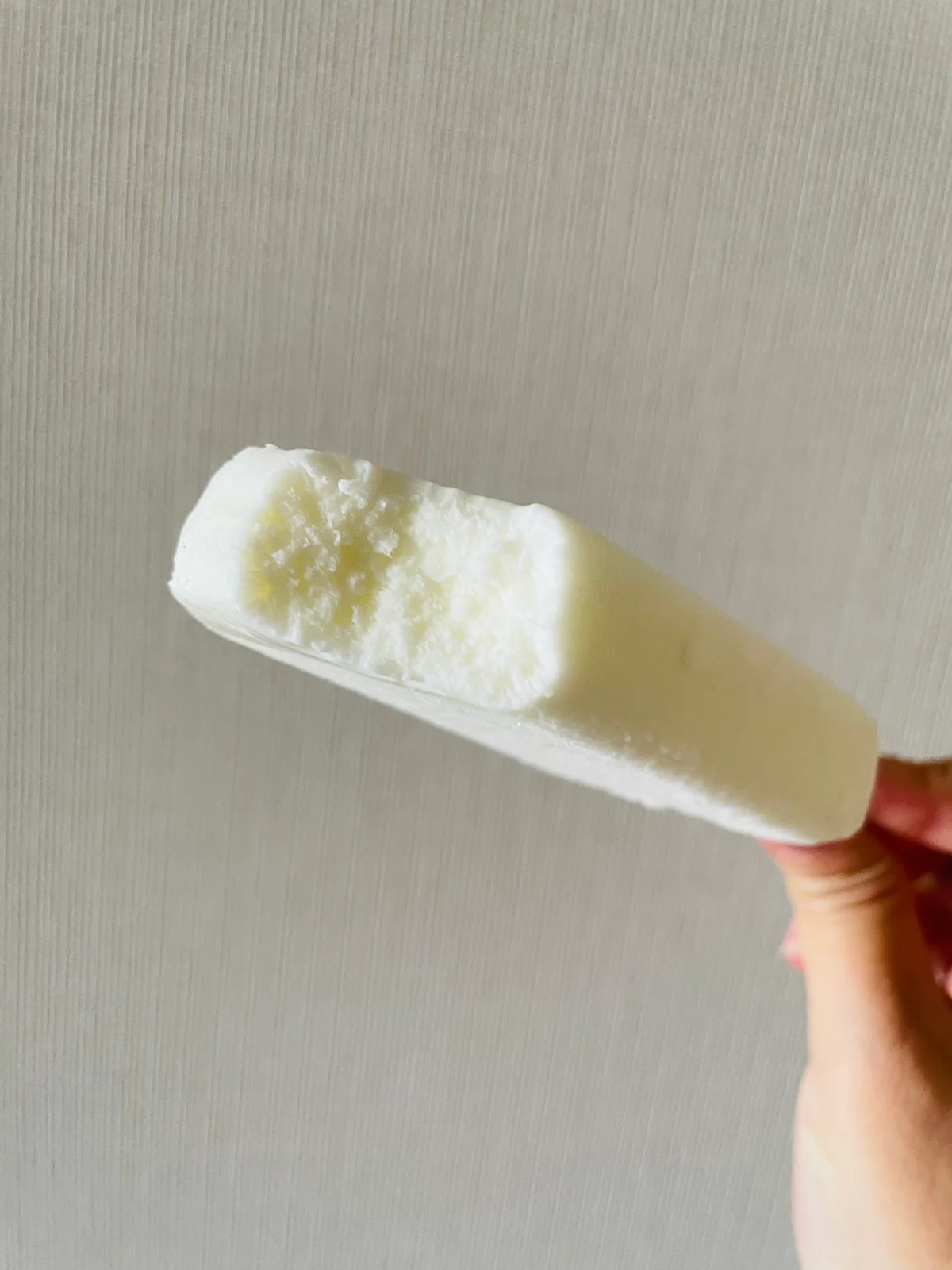 ローソンのリッチミルクバーを一口食べた写真