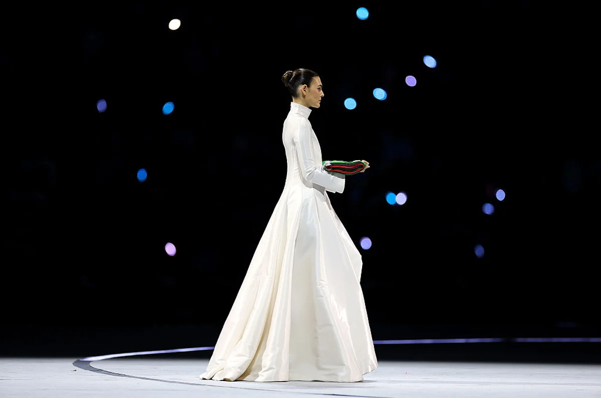 レオナルド・ディカプリオと交際中のヴィットリア・チェレッティが純白のアルマーニドレスでイタリア国旗を受渡