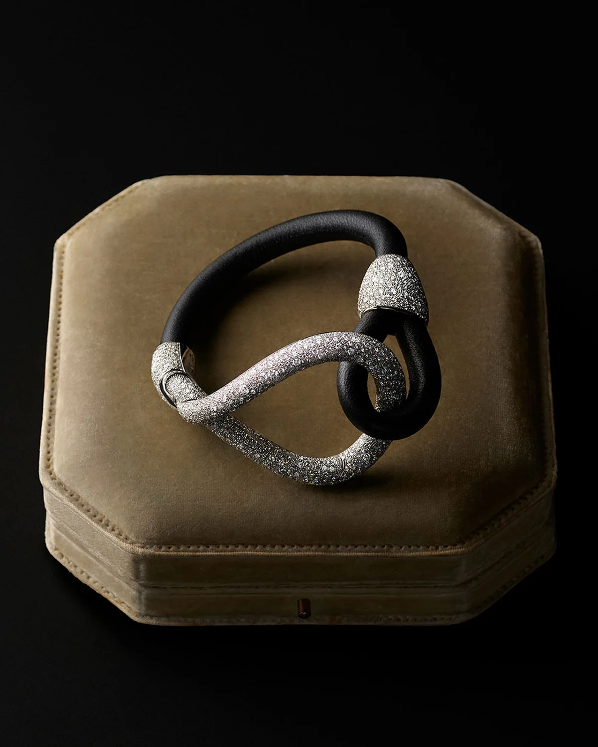「モニリ」ブレスレット〈18KWG、ダイヤモンド、レザー〉¥20,658,000 ※参考価格 Courtesy of Gucci
