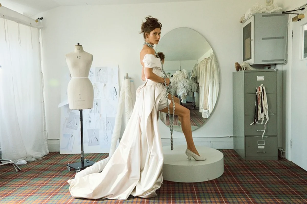 ヴィヴィアン・ウエストウッド、ミニスカートにオーバートレーンがついて