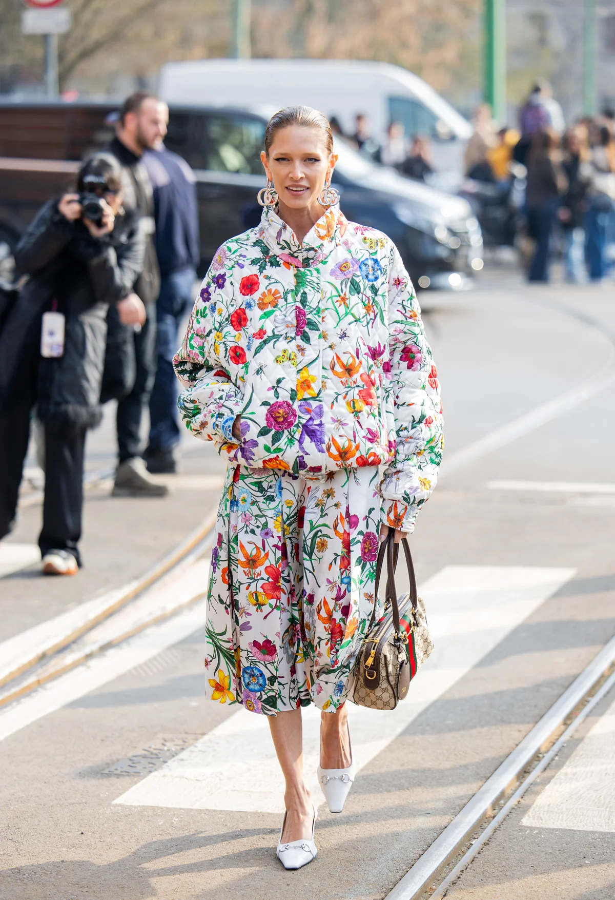 ミディ丈スカートを主役にしたコーディネート