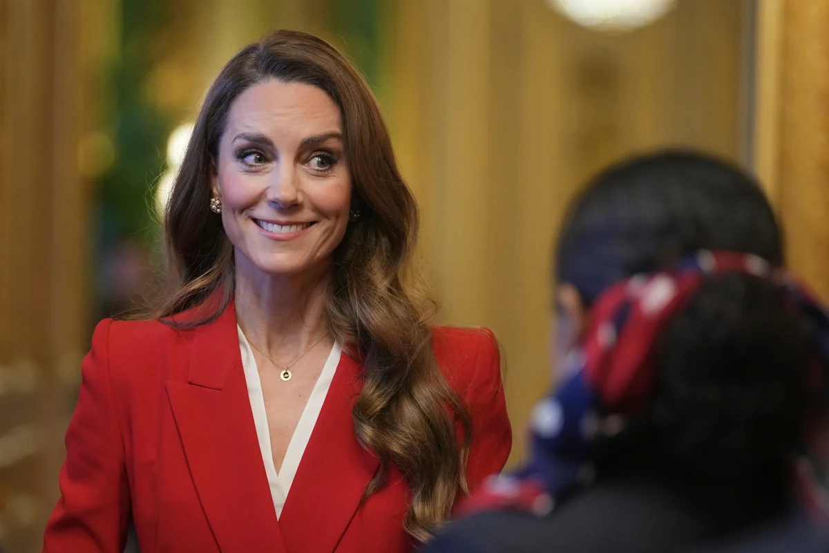 キャサリン皇太子妃、マックイーンの真っ赤の画像_8