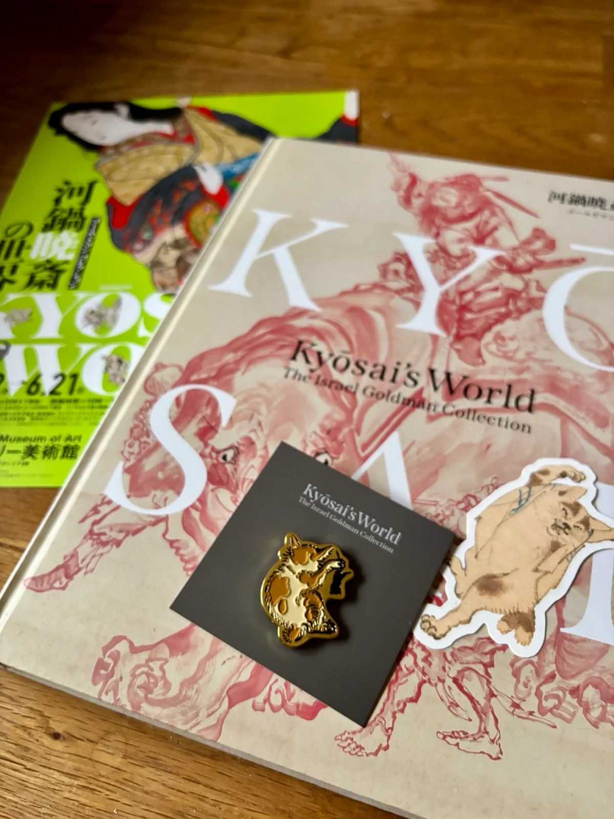 リアルな筍の形をした布製ポーチ。台湾文学の書籍とともに