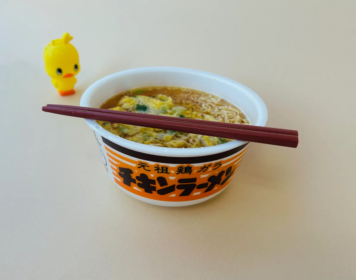 チキンラーメンをカトラリーセットでいただく