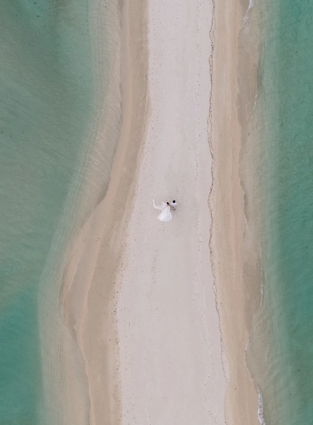 「ローズウッド宮古島」潮の満ち引きから限られた時間だけ姿を現す、“消えゆく砂州”でのフォトセッション