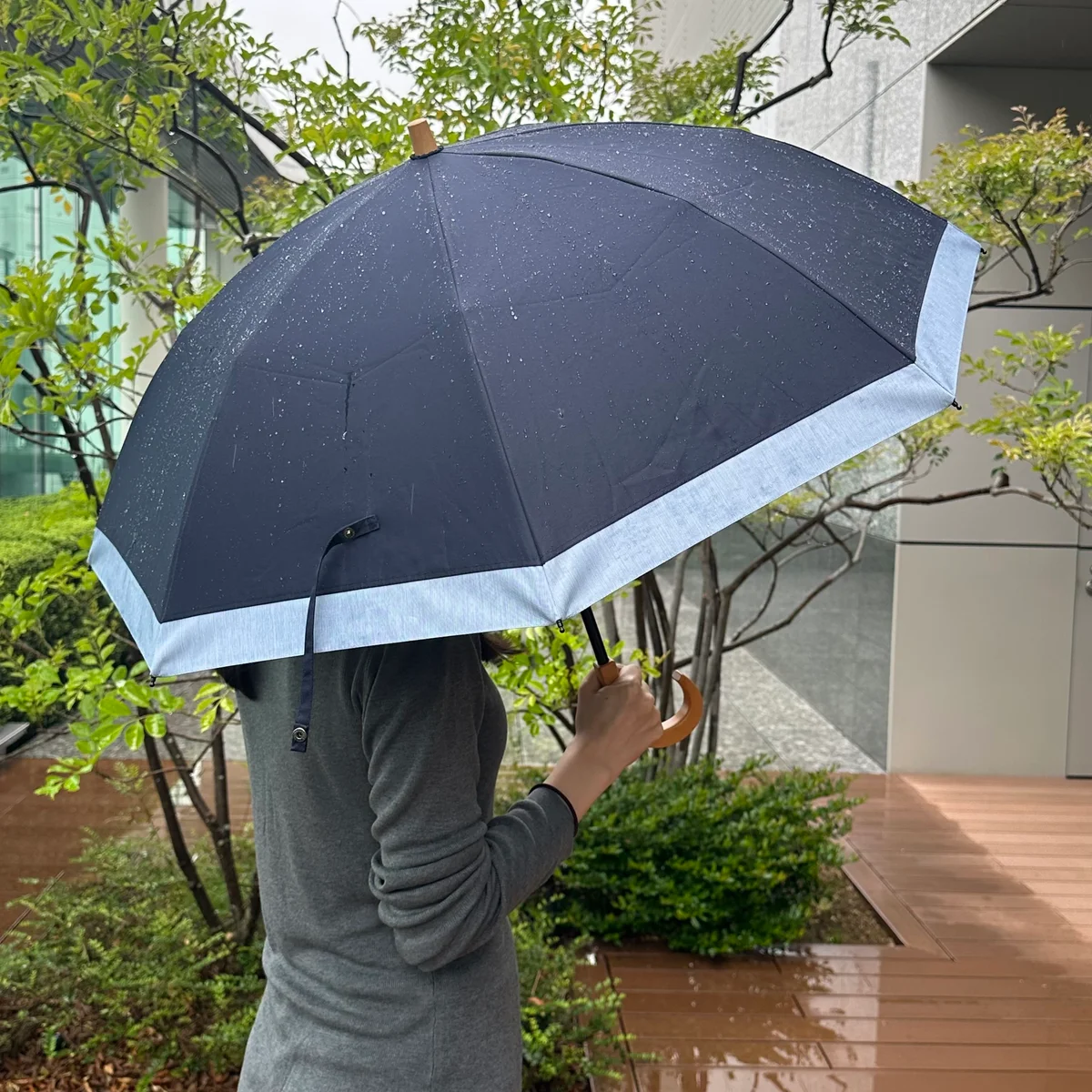 サンバリア100の折りたたみ日傘 ２段折 / コンビのネイビー(木曲がり手元)は雨の日にも使える