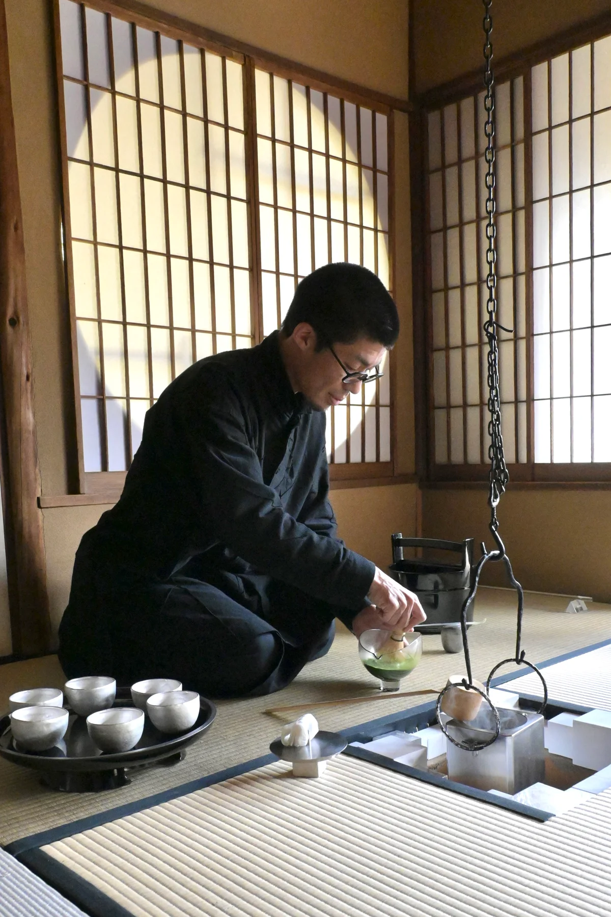 両足院の茶室で開かれた、茶頭の中山福太朗さんによる茶席
