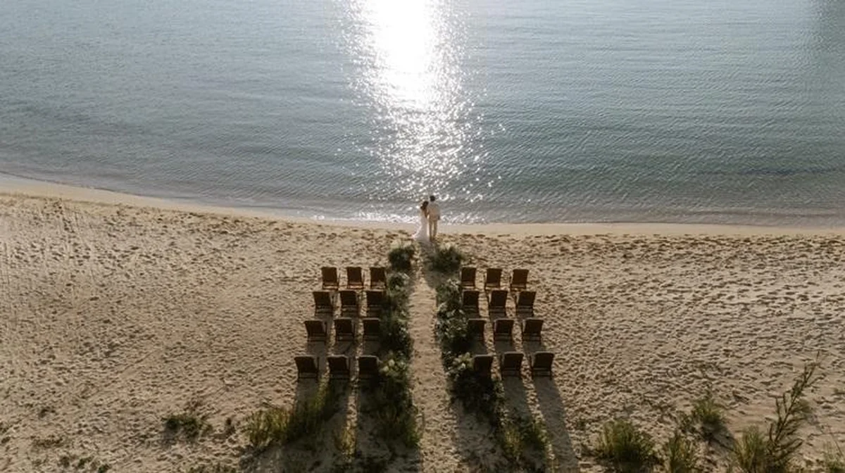穏やかなブルーグラデーションを背景に愛の誓いを。沖縄「ローズウッド宮古島」
