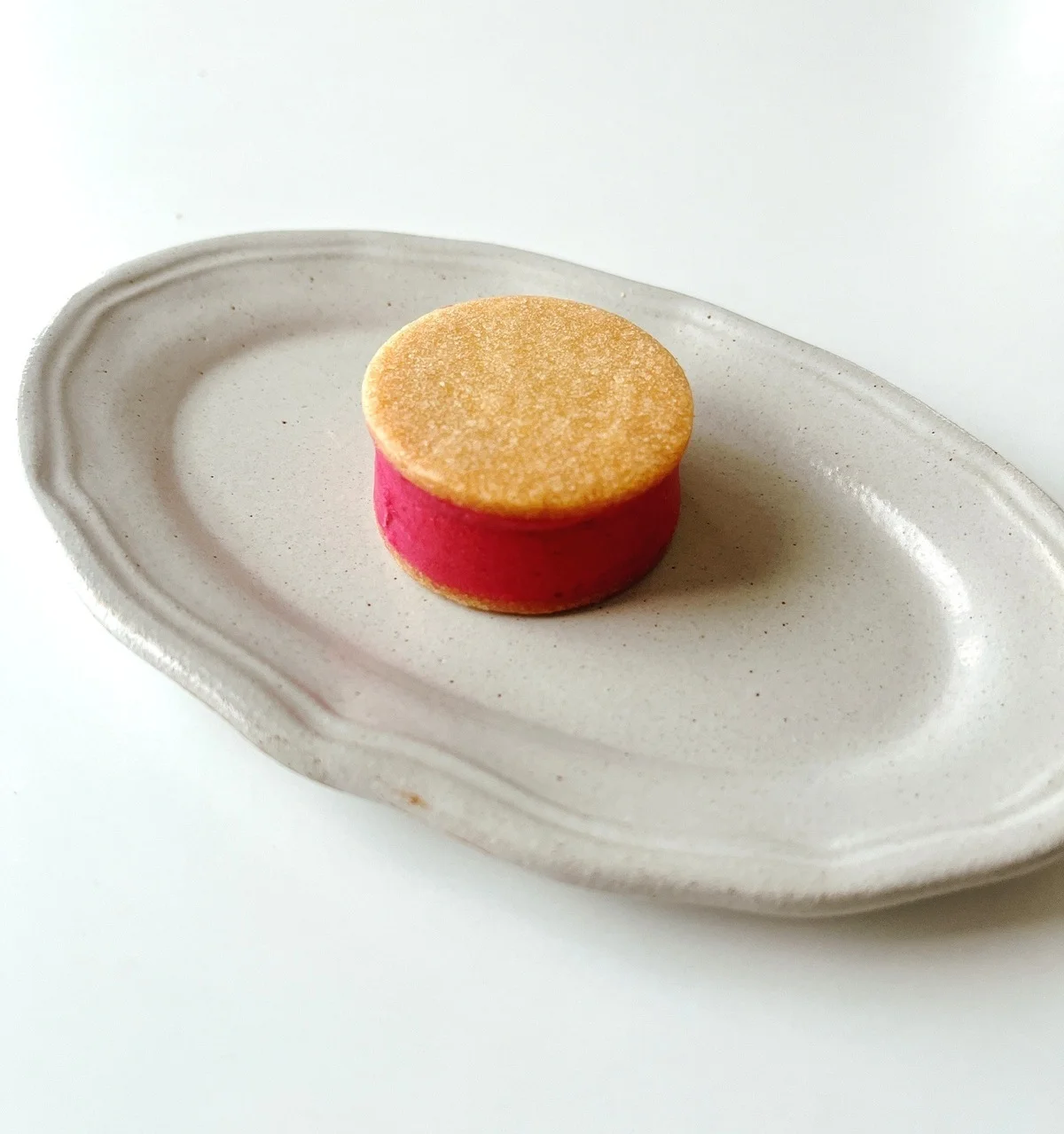 マルニ カフェ、目にも麗しい、ローズフランボワーズ&いちじくのバターサンド。テイクアウト商品も「パティスリィ アサコ イワヤナギ」によるもの。