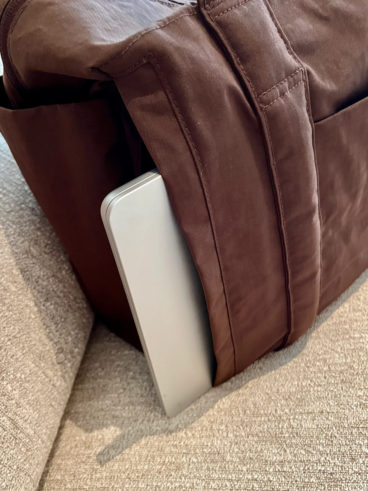 BAGGU「SMALL CLOUD CARRY ON」背面のジッパーポケット