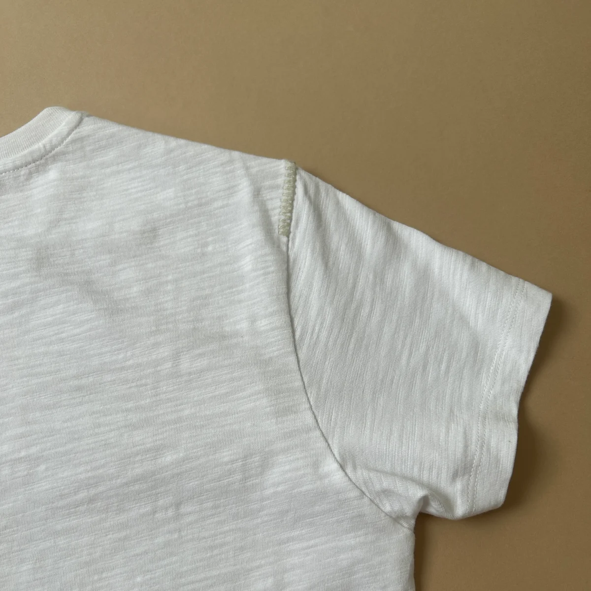ユニクロ×アニヤ・ハインドマーチ　スラブTシャツのステッチ箇所