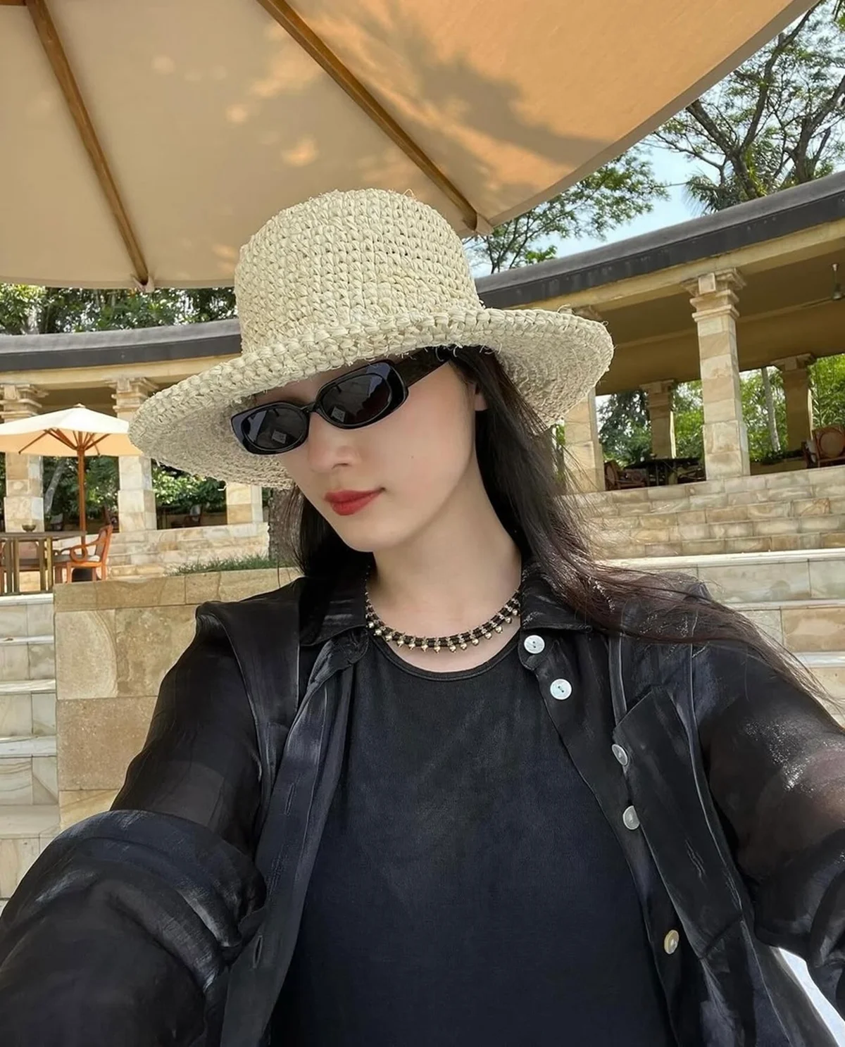 モデル・中島沙希さん。プロポーズ後に、婚約の証となったネックレスを身につけてセルフィー。