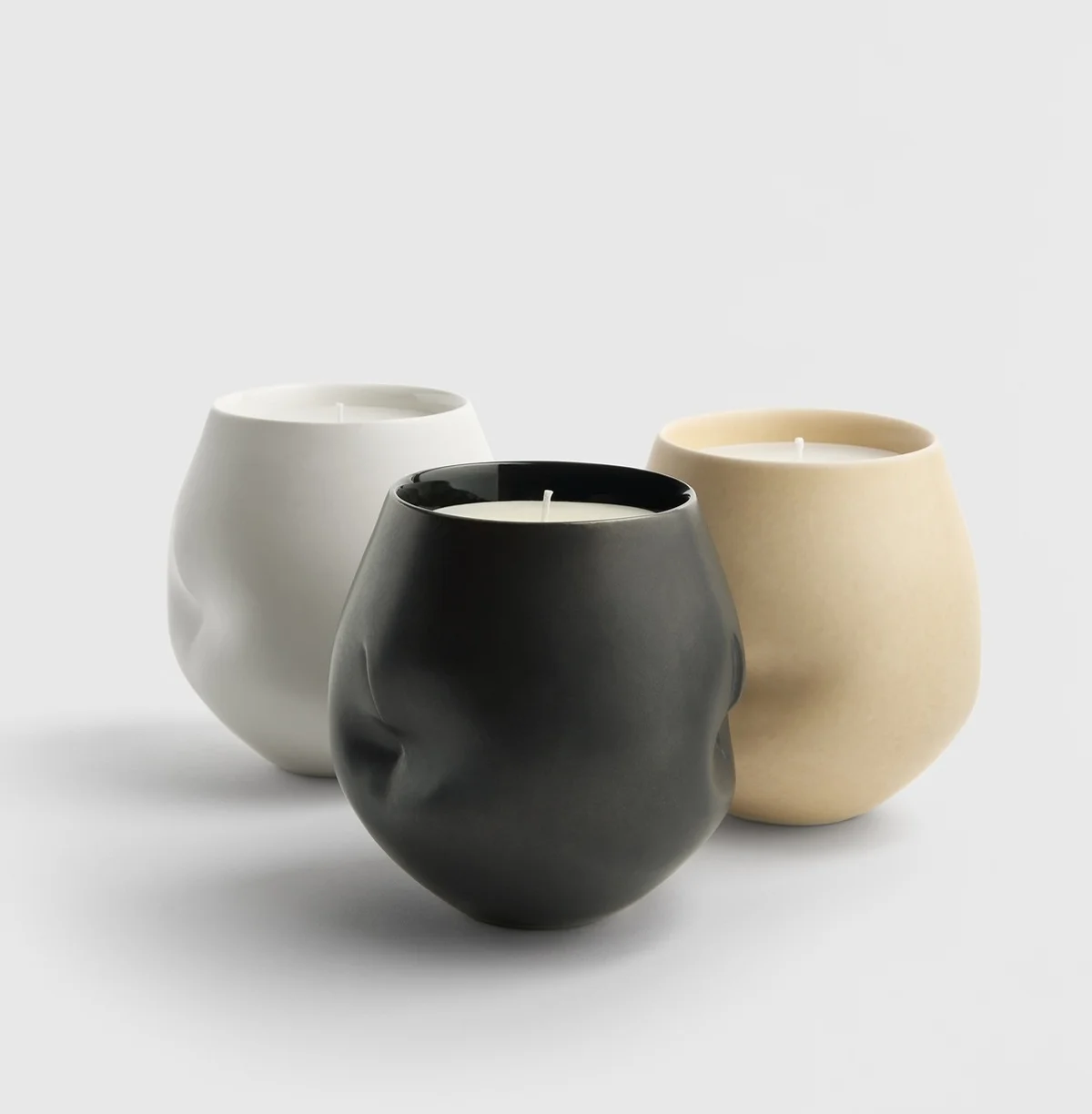 テクラ初のキャンドル。それぞれの香りのムードに合わせた色の釉薬が塗られている。左から フロール、ヴァスタ、コードー キャンドル 270g 各¥41,000／テクラ