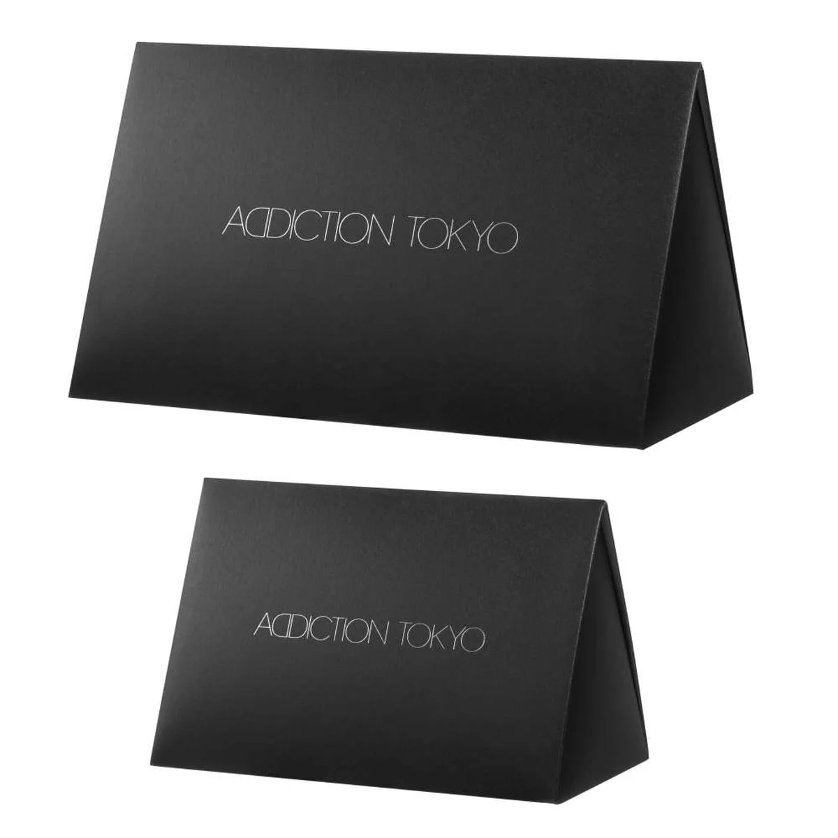 上・アディクション ギフト ボックス S ￥550（幅180×高さ100mm）　下・同 ギフト ボックス SS ￥330（幅120×高さ80mm）〈共に2025年11月7日限定発売〉
