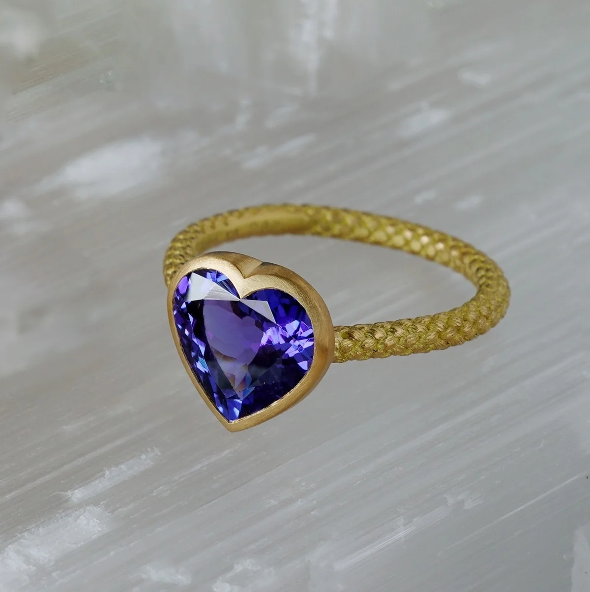 トーカティブのハートのリング〈K18YG、タンザナイト〉¥583,000