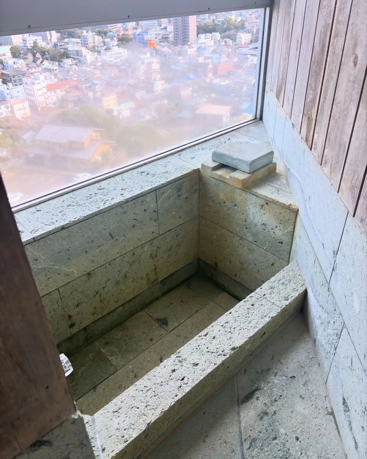 伊東・ハトヤホテル、部屋の内風呂にも温泉がひかれ、立派な佇まいにびっくり！（海沿いのスタンダードな部屋です）