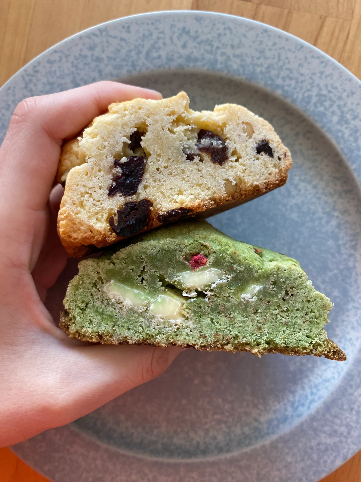 WA BAKEの「味噌チェリー」と「抹茶ベリー」の断面がしっかり見えるカット