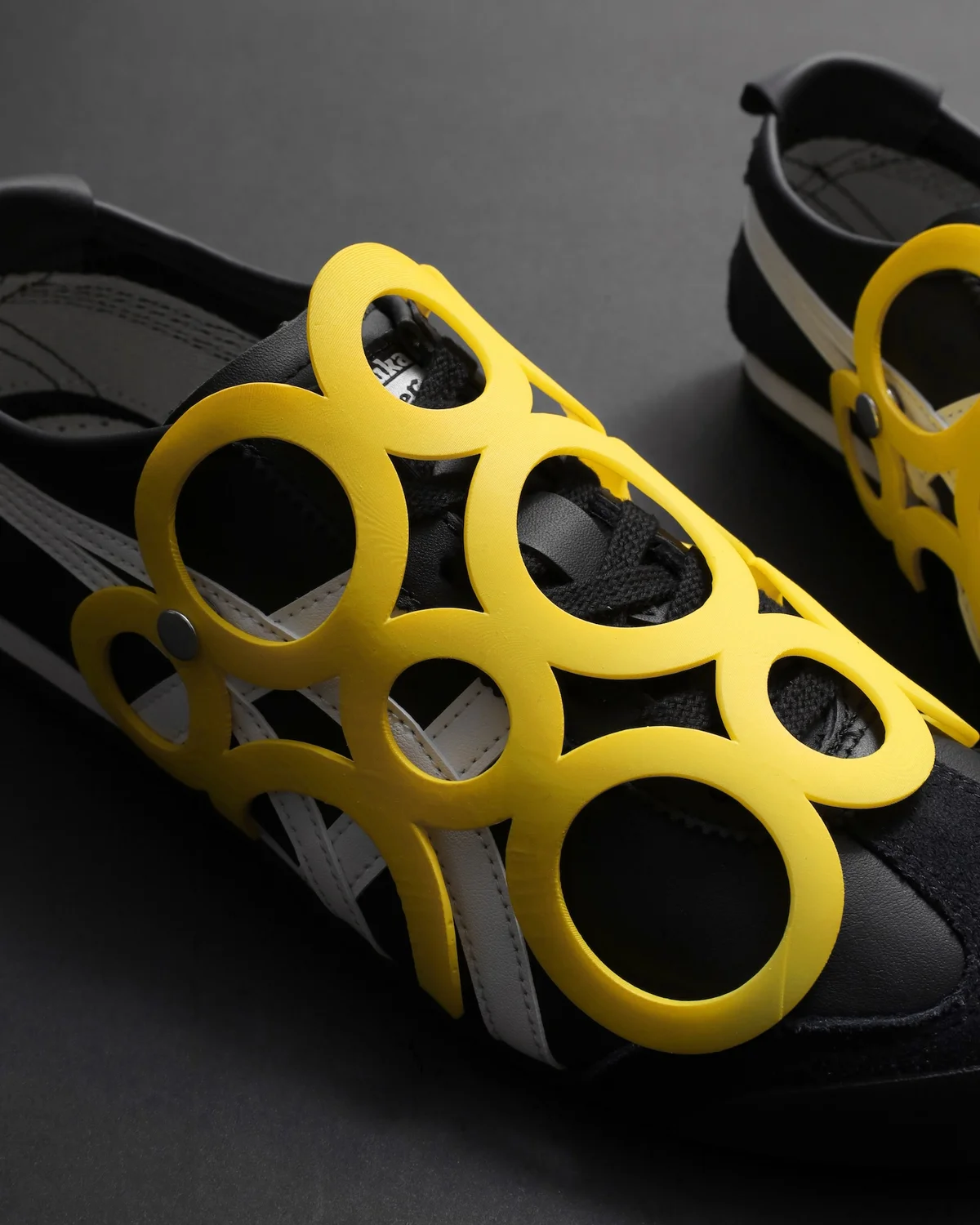 コム デ ギャルソンのホリデーキャンペーン オニツカタイガーとコラボレーション