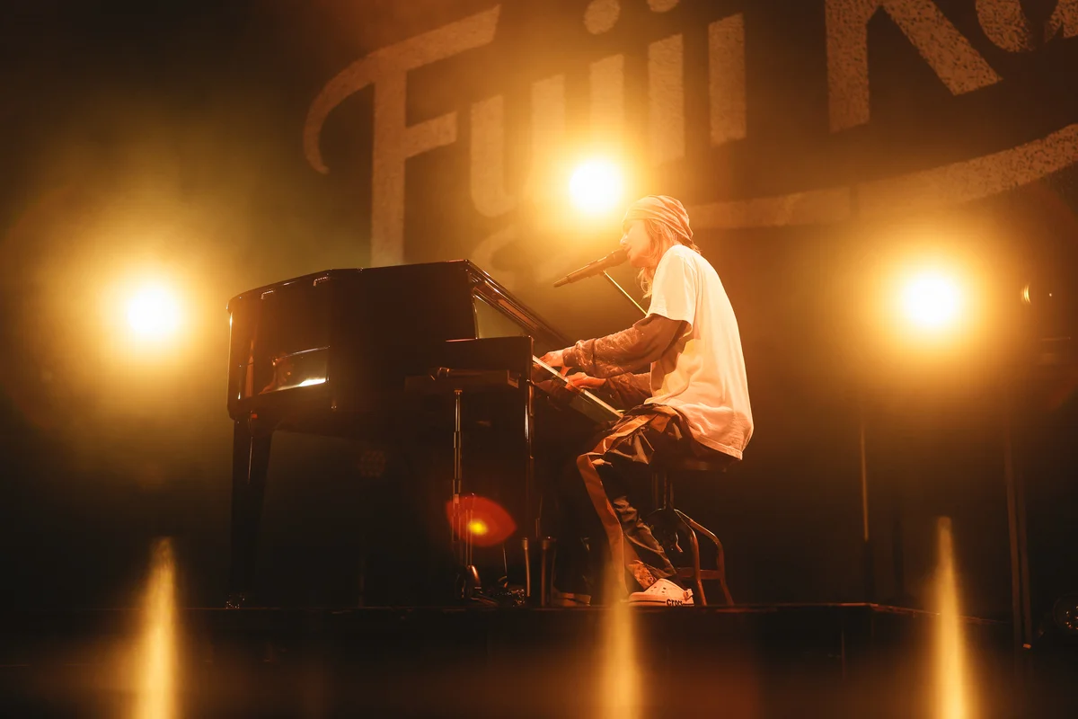 ピアノを弾くFujii Kaze