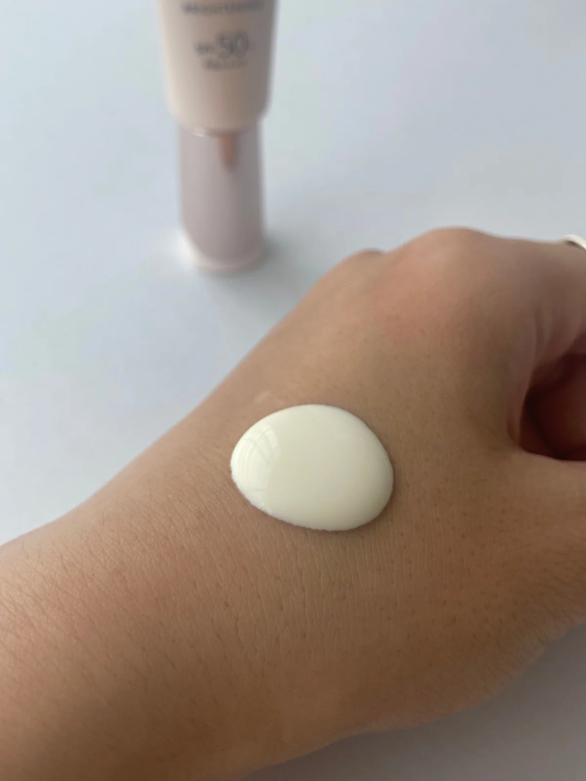 エリクシール デーケアレボリューション ブライトニング ＋ba〈医薬部外品〉のテクスチャー寄り
