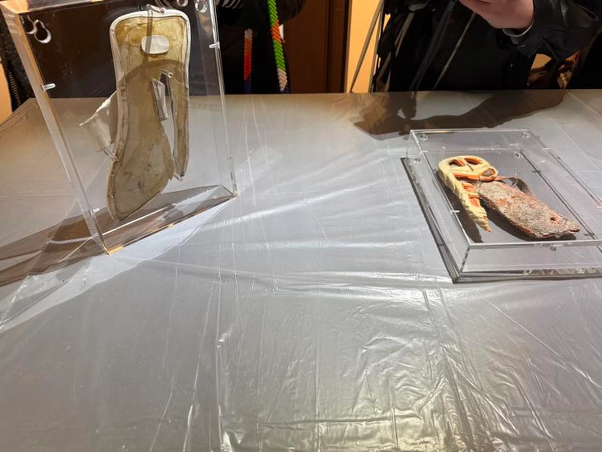 【マルタン・マルジェラ個展】劣化した廃材のビーチサンダルにマテリアルを組み合わせた「Shore shoe」