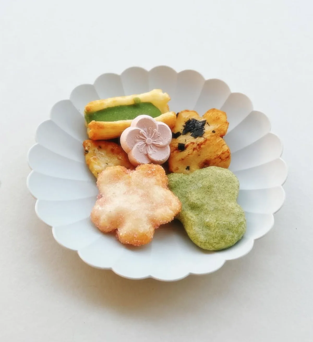 銀座あけぼのの「それぞれ」はせんべいや落雁が入ったバラエティパック。縁起のよいモチーフもうれしい！